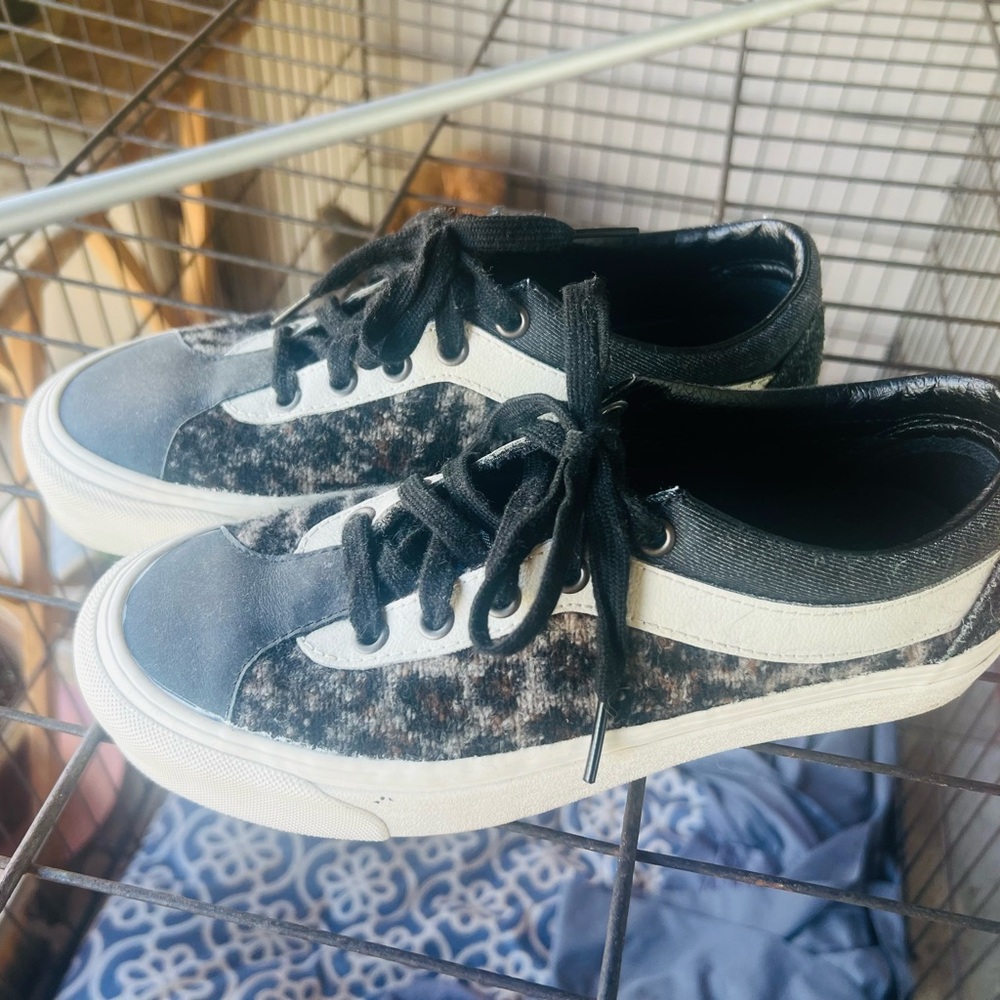 Vans women’s Black and White Sneakers